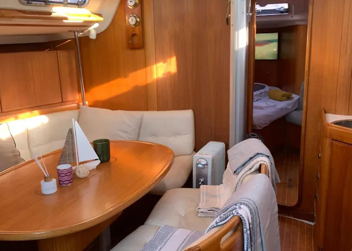 Nuit Sur Un Bateau Vieux Port Hotel en barco *