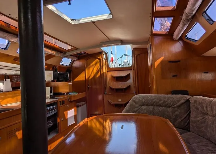 Nuit Sur Un Bateau Vieux Port Hotel en barco *